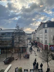 een groep mensen die door een straat lopen bij Luxe Centre Orléans Chatelet I Exclusivité in Orléans