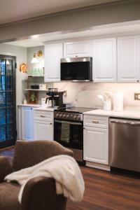 Køkken eller tekøkken på Capitol Hill Historic District A Street Apartment