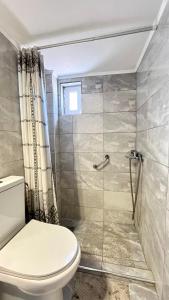 ein Badezimmer mit Toilette und Dusche in der Unterkunft Elina's Rooms in Poros