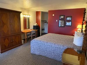 una camera d'albergo con un letto e una scrivania di Clover Creek Inn a Montpelier