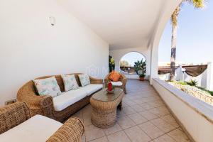 een woonkamer met een bank en een tafel bij Giorni Salentini in Torre Lapillo