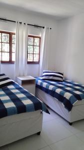 twee bedden in een kamer met twee ramen bij 115 Eden wilds in Port Edward +37 foto's