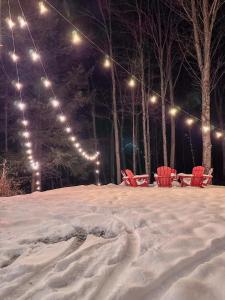 Secluded Log Cabin with Hot Tub Fire Pit Game Room om vinteren