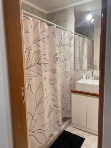 Et badeværelse på Departamento Senderos Mar y Parque B