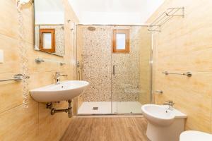 een badkamer met douche, wastafel en toilet bij Giorni Salentini in Torre Lapillo