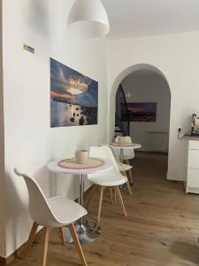 uma fileira de mesas e cadeiras em uma sala em Tra Mare e Mito em Agrigento