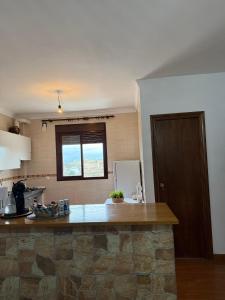 een keuken met een stenen aanrecht en een raam bij Apartamento La Constitución in Luque