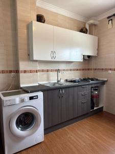 een keuken met een wasmachine en een wastafel bij Apartamento La Constitución in Luque +7 foto's