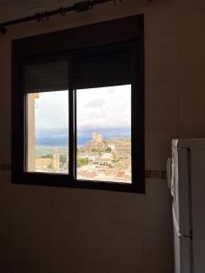 een raam in een badkamer met uitzicht op de stad bij Apartamento La Constitución in Luque