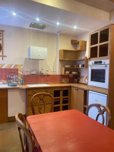 Kuchyň nebo kuchyňský kout v ubytování Jasmine joli chapeau A la montagne