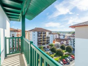 シブールにあるイビス シブール サン ジャン ド リュズの街の景色を望むバルコニー