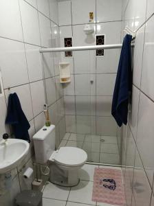 Et badeværelse på CASA BARRA DE SANTO ANTÔNIO, ilha da croa