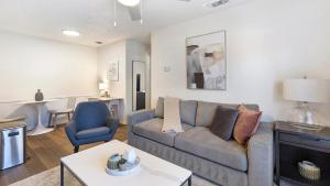 ein Wohnzimmer mit Sofa und Tisch in der Unterkunft Landing Apartments - Denton in Denton