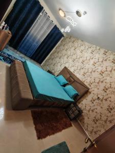 un soggiorno con divano marrone e cuscini blu di Ajman Corniche Residence ad Ajman Altre 19 foto