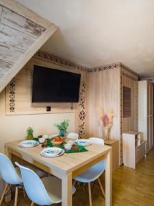 een eetkamer met een tafel en stoelen bij WERONIKA Murzasichle in Murzasichle