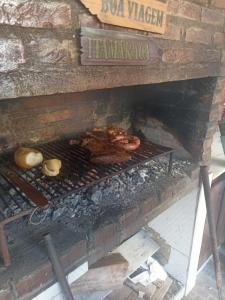 una griglia con sopra del cibo di Quarto Duplo com Ar e Banheiro Privativo a poucos metros do mar a Porto De Galinhas Altre 14 foto