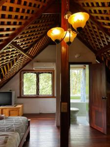 1 dormitorio con cama, TV y baño en CASA VIP l, en Puyo