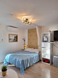 En eller flere senge i et værelse på Bruno Apartment