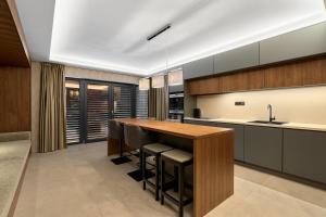 eine Küche mit einem großen Holztisch und Stühlen in der Unterkunft LUXURY SUITE Boží Dar in Boží Dar