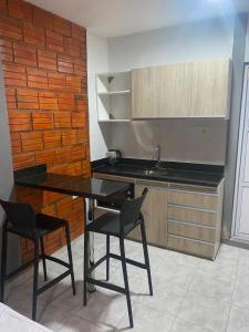 une cuisine avec une table et des chaises dans une pièce dans l'établissement Libertad, à Clorinda