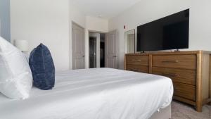 En eller flere senge i et værelse på Landing Apartments - Raleigh + 26 billeder