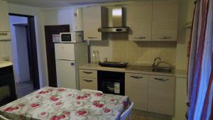 een kleine keuken met een tafel en een magnetron bij Casa Vacanza Bettega in Pianosinatico