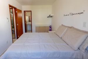 En eller flere senge i et værelse på Apto Pe na Areia em Ilheus - Cond Praia da Perola