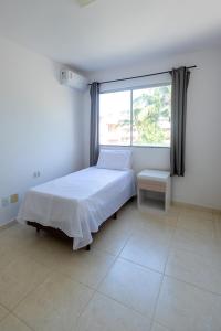 En eller flere senge i et værelse på Apto Pe na Areia em Ilheus - Cond Praia da Perola