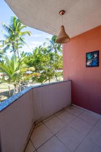 En balkon eller terrasse på Apto Pe na Areia em Ilheus - Cond Praia da Perola + 24 billeder