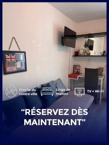 une chambre avec un lit et un salon dans l'établissement WorkSpace Faubourg Près Gare Orléans Fleury, à Orléans