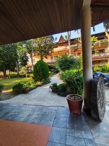 O grădină în afara Madhuban Resort