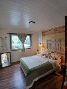 ein Schlafzimmer mit einem großen Bett mit einer Holzwand in der Unterkunft TerraNostra in Mar de Cobo