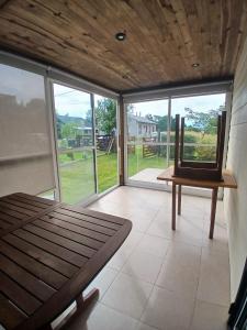 ein Zimmer mit einem Bett und einem Tisch und Fenstern in der Unterkunft TerraNostra in Mar de Cobo + 3 Fotos