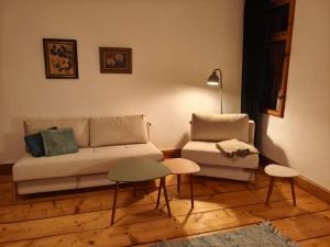 een woonkamer met een bank en een stoel bij Pension zum Hirschstein in Greiz