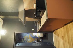 een keuken met een spoelbak en een magnetron bij Résidence Saint Pôl in Nogent-le-Rotrou