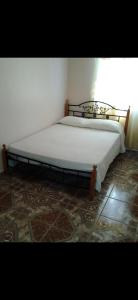 Un dormitorio con una cama grande con una colcha blanca. en Awesome Mountains Views, en Nueva California