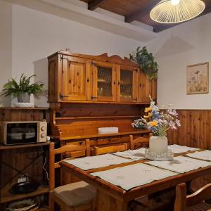 een keuken met een houten tafel met bloemen erop bij Chalet Vista Mare in Sassonetto