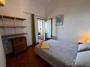 ein Schlafzimmer mit einem Bett und einem Fenster mit Aussicht in der Unterkunft Gîtes la fontaine corse vue panoramique in Loreto-di-Casinca