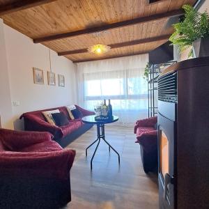 een woonkamer met een bank en een tafel bij Chalet Vista Mare in Sassonetto