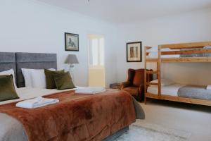 Ένα ή περισσότερα κρεβάτια σε δωμάτιο στο Alpine Chalet with Mountain Views