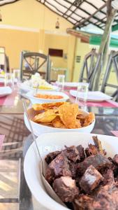 ティッサマハーラーマにあるThe Yala Vistaの肉とポテトチップスの入ったボウルが2つ置かれたテーブル