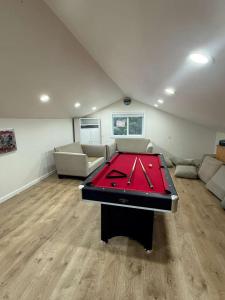 una stanza con tavolo da ping pong in soggiorno di Abalone Cove a Anchor Bay