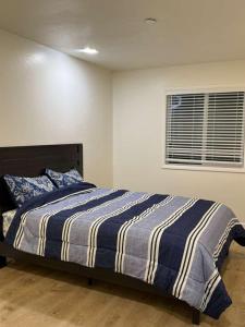 una camera da letto con un letto con una coperta blu e bianca di Abalone Cove a Anchor Bay