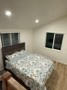 una camera da letto con un letto e due finestre di Abalone Cove a Anchor Bay