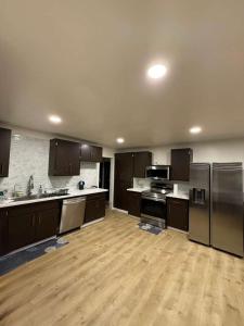 una grande cucina con pavimenti in legno ed elettrodomestici in acciaio inossidabile di Abalone Cove a Anchor Bay Altre 11 foto