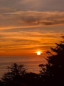 un tramonto sull'oceano con il sole di Abalone Cove a Anchor Bay