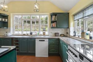 Kuchyň nebo kuchyňský kout v ubytování Spacious Family Home in Porlock Parking & Garden