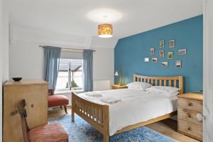 Postel nebo postele na pokoji v ubytování Spacious Family Home in Porlock Parking & Garden