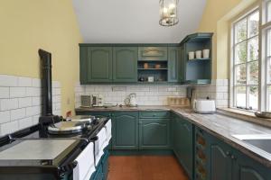 Kuchyň nebo kuchyňský kout v ubytování Spacious Family Home in Porlock Parking & Garden