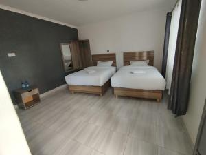 Una cama o camas en una habitación de Maara Lodge Chogoria 3 fotos más